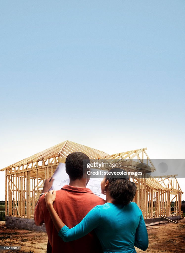 Couple lookint à la maison