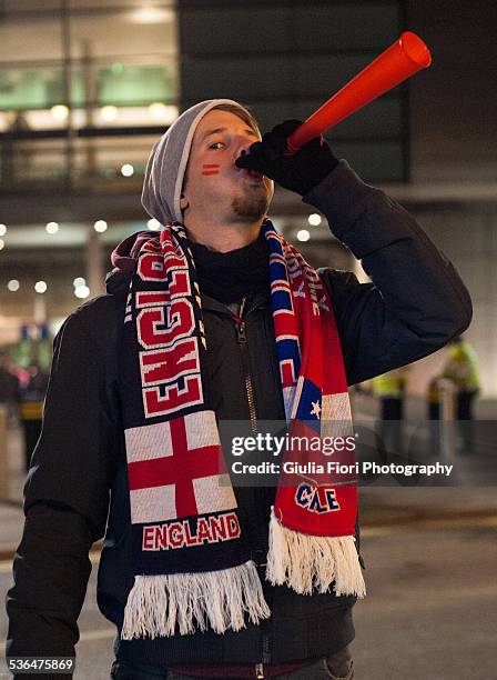 young man at a england vs chile match - soccer scarf stock-fotos und bilder