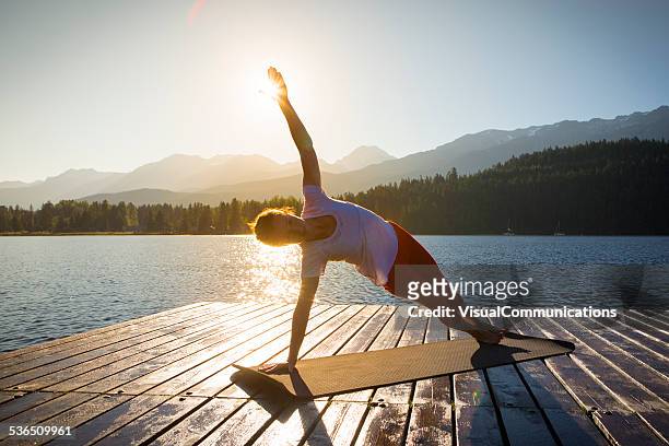 yoga sul lago - sunrise yoga foto e immagini stock