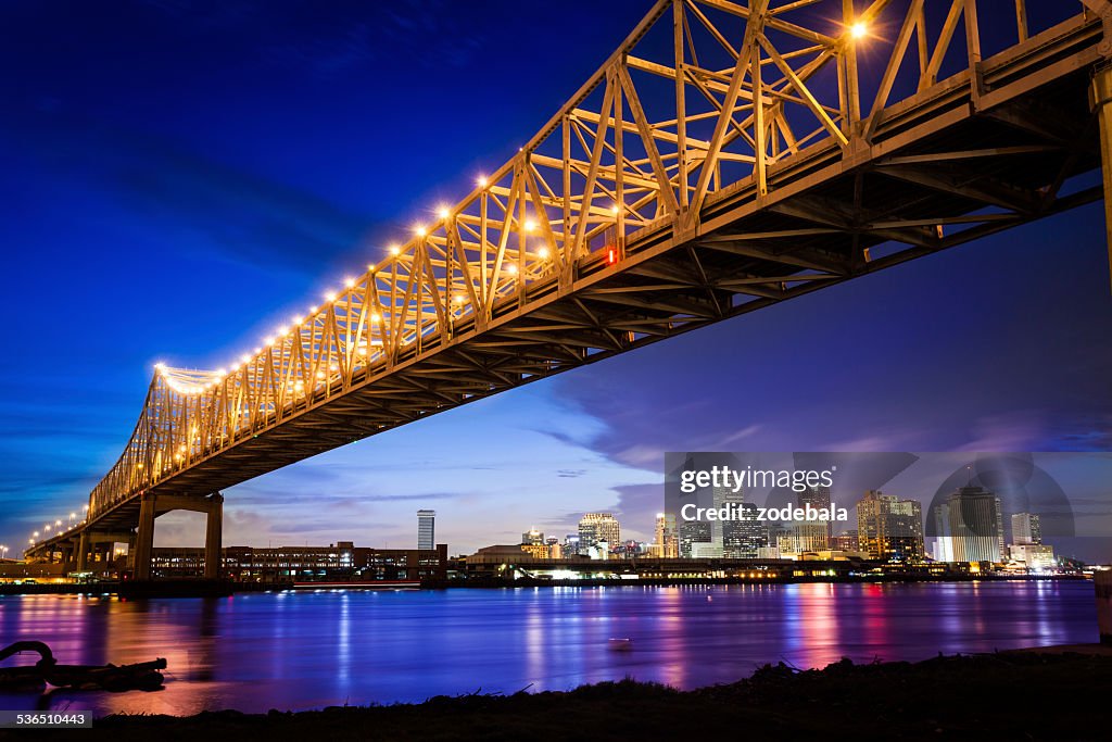 Die Skyline von New Orleans in der Nacht, Louisiana, USA