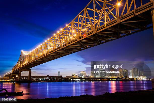 die skyline von new orleans in der nacht, louisiana, usa - louisiana stock-fotos und bilder