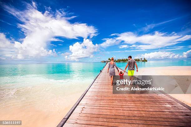 junge familie auf urlaub - maldivas stock-fotos und bilder