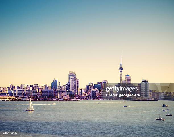 estate skyline di auckland - auckland skyline foto e immagini stock