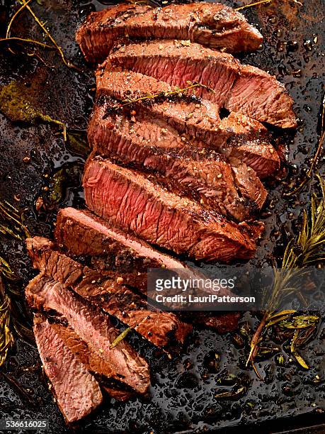 bistec medio infrecuentes - jugoso fotografías e imágenes de stock