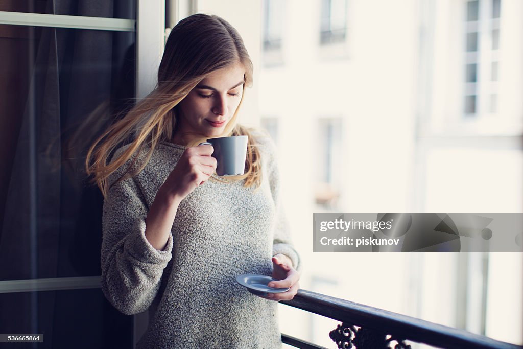 Französische Frau mit Kappe Kaffee