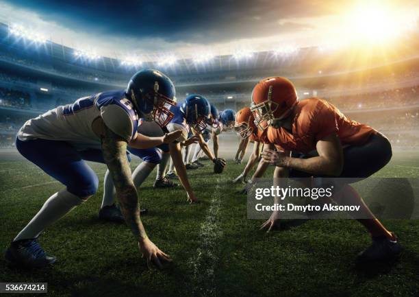 as equipas de futebol americano de cabeça a cabeça - partida desporto imagens e fotografias de stock