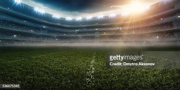dramatische american football stadion - stadion flutlicht stock-fotos und bilder