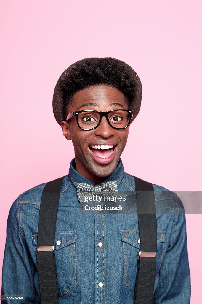 Excitación Retrato de hombre joven americano afro