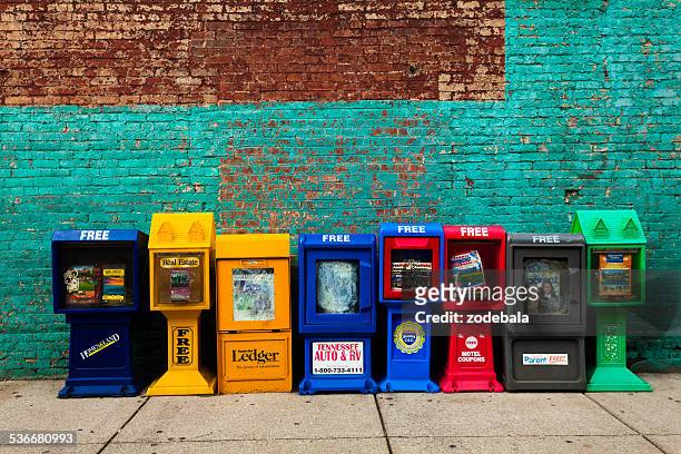 us newspapers stands against wall - news stand stock pictures, royalty-free photos & images