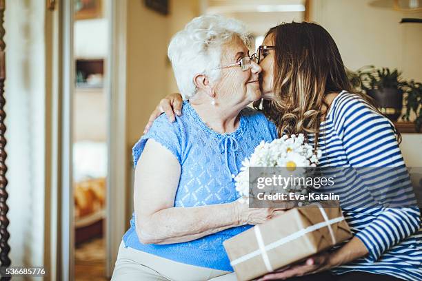 moment joyeux - mothers day flowers photos et images de collection