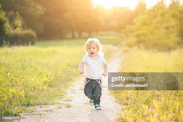 happy little boy corriendo y divertirse - bebe 1 a 2 años fotografías e imágenes de stock