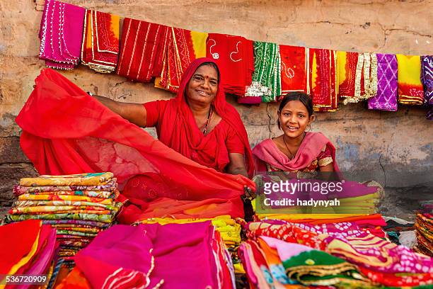 indische frauen in bunten stoffe zu verkaufen - rajasthani women stock-fotos und bilder