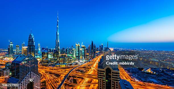 moderne wolkenkratzer in der innenstadt von dubai, dubai, vereinigte arabische emirate - burj khalifa stock-fotos und bilder