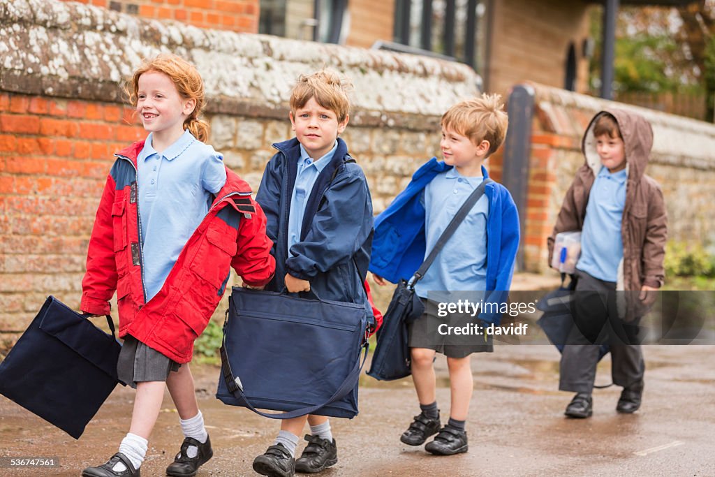 Kinder zur Schule