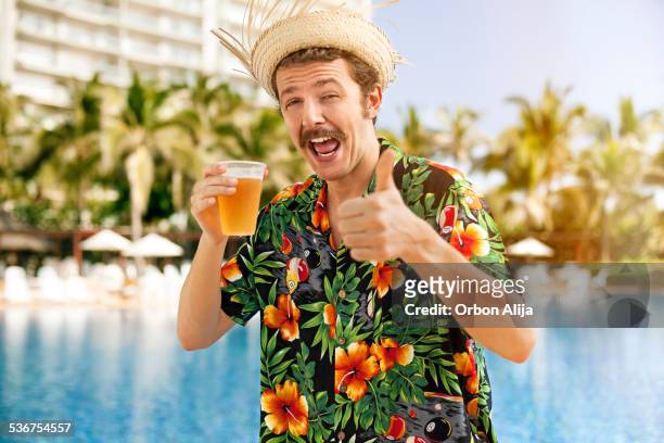 tourist trinkt bier - hawaiihemd stock-fotos und bilder