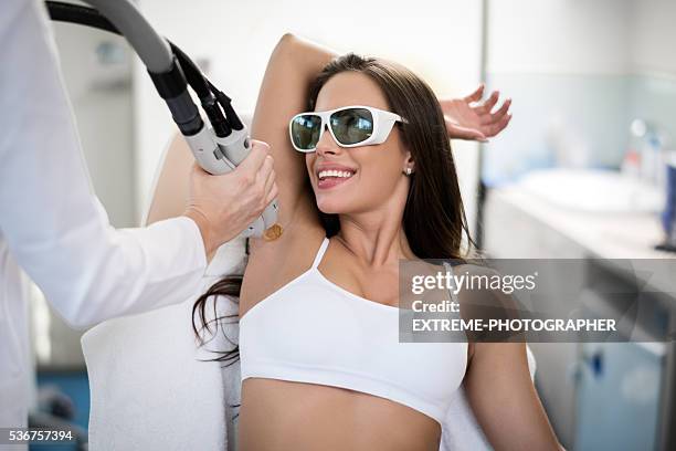 axila depilación tratamiento - waxing hair removal fotografías e imágenes de stock