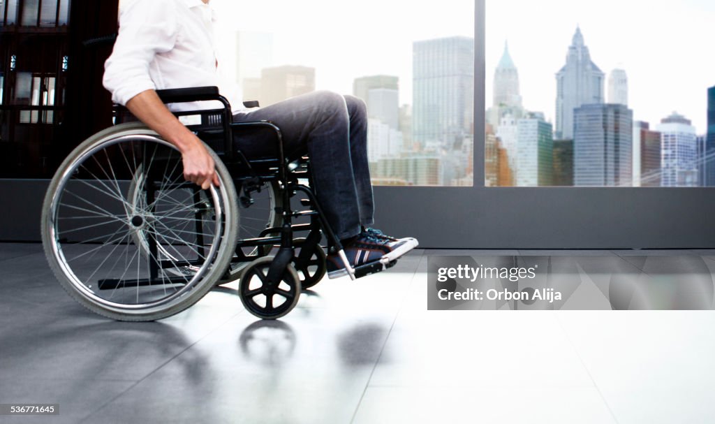 Hombre con silla de ruedas