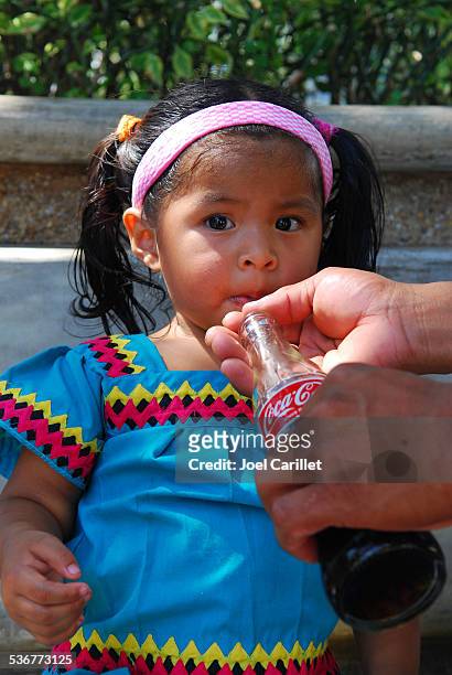 menina beber garrafa de coca-cola no panamá - soda bottle imagens e fotografias de stock