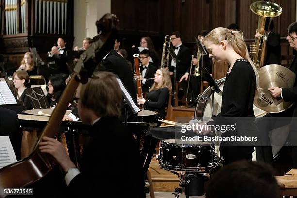philadelphia sinfonia orquestra juvenil toca para embalado igreja - orquestra sinfónica imagens e fotografias de stock