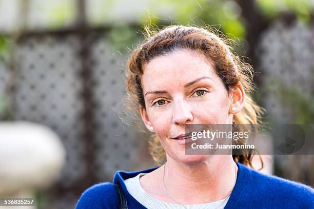 ältere frau - mittelschicht-stereotypen stock-fotos und bilder