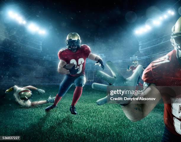 dramatic american football - tackle american football positie stockfoto's en -beelden