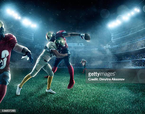 spectaculaires joueur de football américain - tackling photos et images de collection
