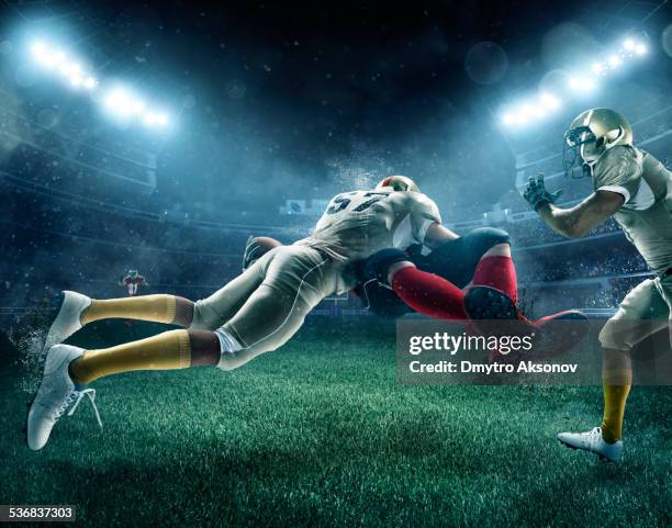 dramatic american football - tackle american football positie stockfoto's en -beelden