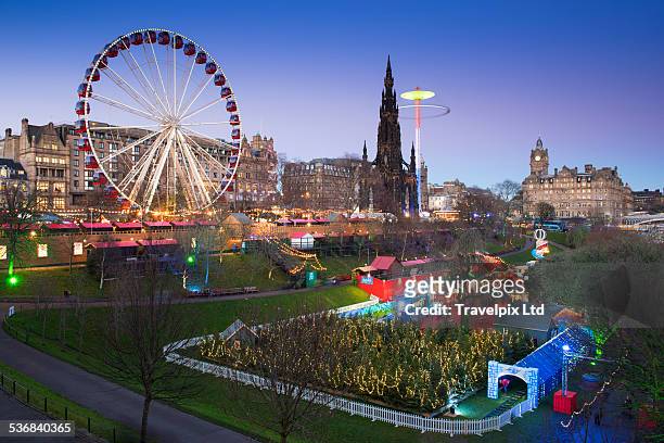 christmas market in princes street - new town edinburgh stock pictures, royalty-free photos & images