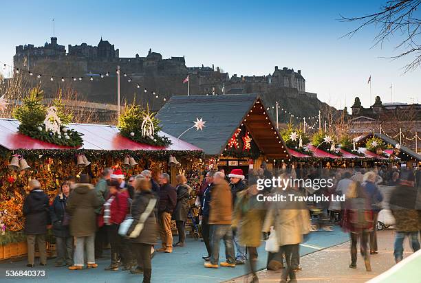 christmas market in princes street - mercado navideño fotografías e imágenes de stock