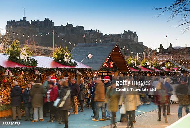 christmas market in princes street - edinburgh scotland stockfoto's en -beelden
