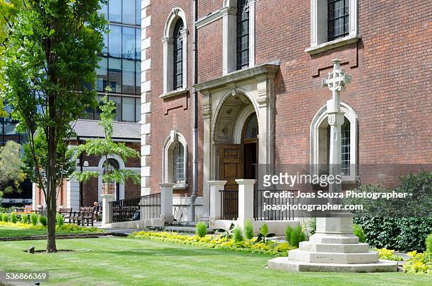 church court yard in the city of london - joas souza ストックフォトと画像