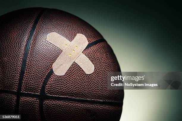 lesión de deportes - cardenal lesión física fotografías e imágenes de stock