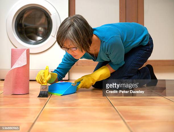 woman in kitchen with ocd - obsession photos et images de collection