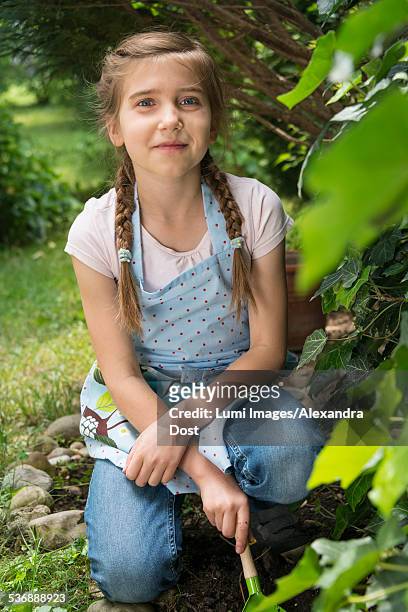 portrait of girl with pigtails gardening - alexandra dost stock-fotos und bilder
