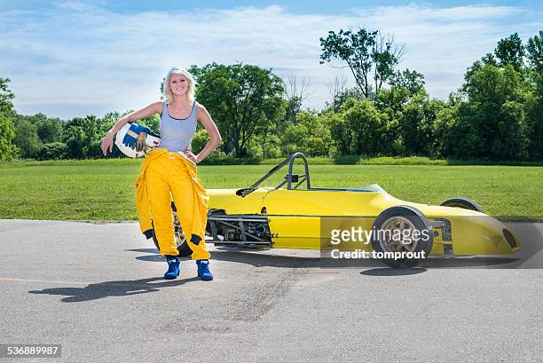 driver femmina con un'auto da corsa di formula ford" - pilota di auto da corsa foto e immagini stock