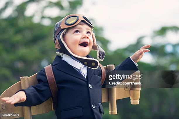 熱望、革新的なビジネスのコンセプト。を着ている若い��子供ホン - flying goggles ストックフォトと画像