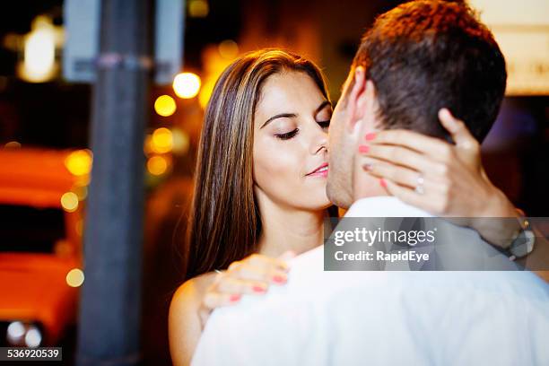 true love! bom olhar jovem casal a beijar na rua à noite - casal beijando na rua imagens e fotografias de stock