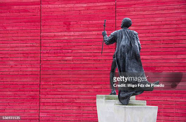 laurence olivier statue. - londres inglaterra stock pictures, royalty-free photos & images