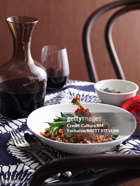 bowl of confit duck with lentils and green beans - duck confit stockfoto's en -beelden