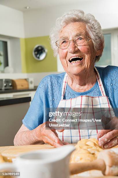grandmother kneading dough - alleen seniore vrouwen stockfoto's en -beelden