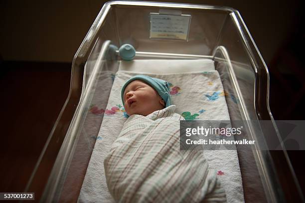 newborn baby sleeping in hospital crib - lettino ospedale foto e immagini stock