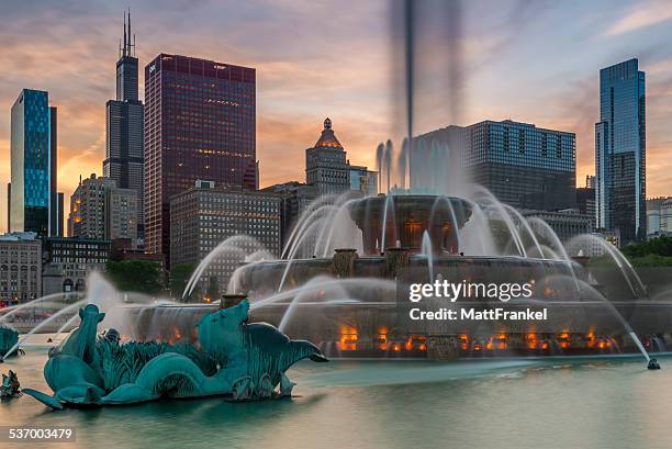 usa, illinois, chicago, buckingham fountain and skyscrapers against evening sky - buckingham fountain chicago stock-fotos und bilder