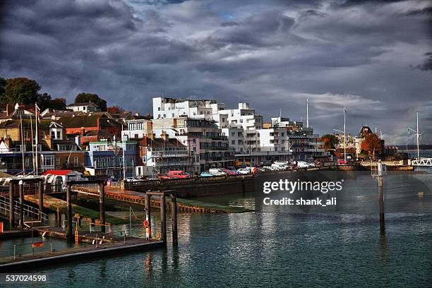 cowes,isle of wight peninsula - solent stockfoto's en -beelden