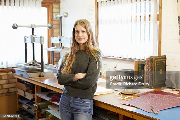 bookbinder in her workshop - artisan photos et images de collection