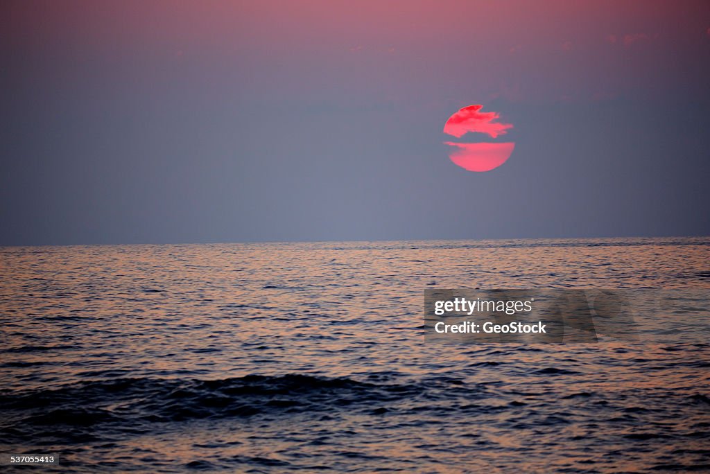 The setting sun in the Hawaiian Pacific