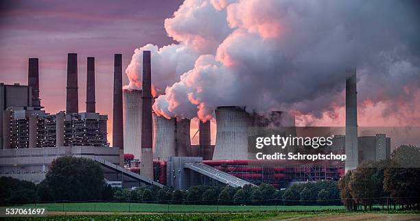 chaminés da central eléctrica - combustível fóssil imagens e fotografias de stock