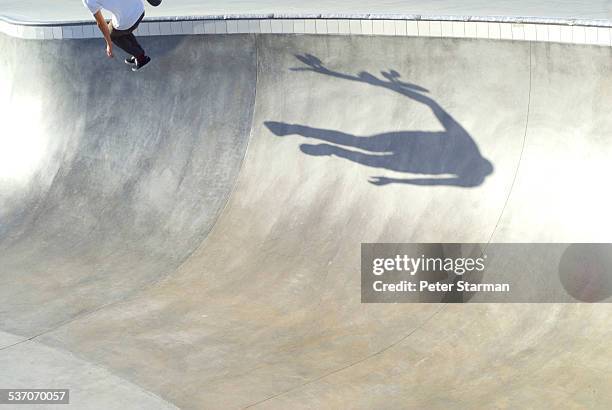 skate boarder falling off skate boar - skate fail stock-fotos und bilder