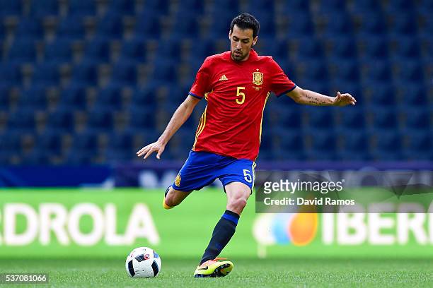 Sergio Busquets of Spain runs with the ball during an international friendly match between Spain and Korea at the Red Bull Arena stadium on June 1,...