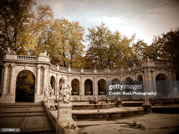 maerchenbrunnen ("fairy tale fountain") in berlin - friedrichshain fotografías e imágenes de stock