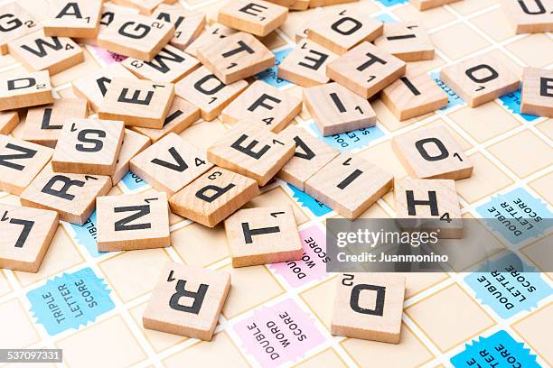 letras do scrabble - jogo de palavras imagens e fotografias de stock